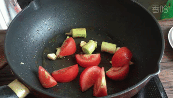 它是鱼腥的“克星”，做鱼的时候加上它，鱼肉更鲜嫩，一点都不腥