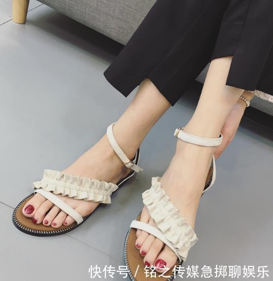 自信的158cm女孩,大胆穿这些“无跟凉鞋”,悄悄拉长双腿