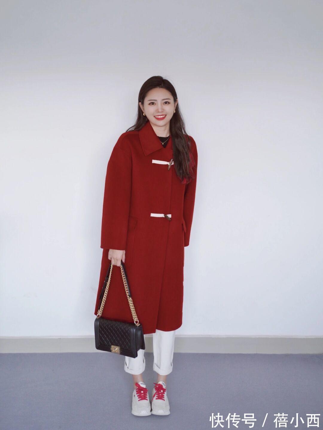 搭配 “长款大衣”才是冬季必备的搭配单品,简约时尚不花哨,还很时髦