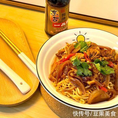 滋味|#不容错过的鲜美滋味#洋葱鸡肉拌面，秒杀葱油拌面