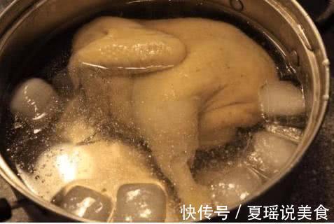 白切鸡别直接下锅煮！多加“这一步”，肉质更鲜嫩