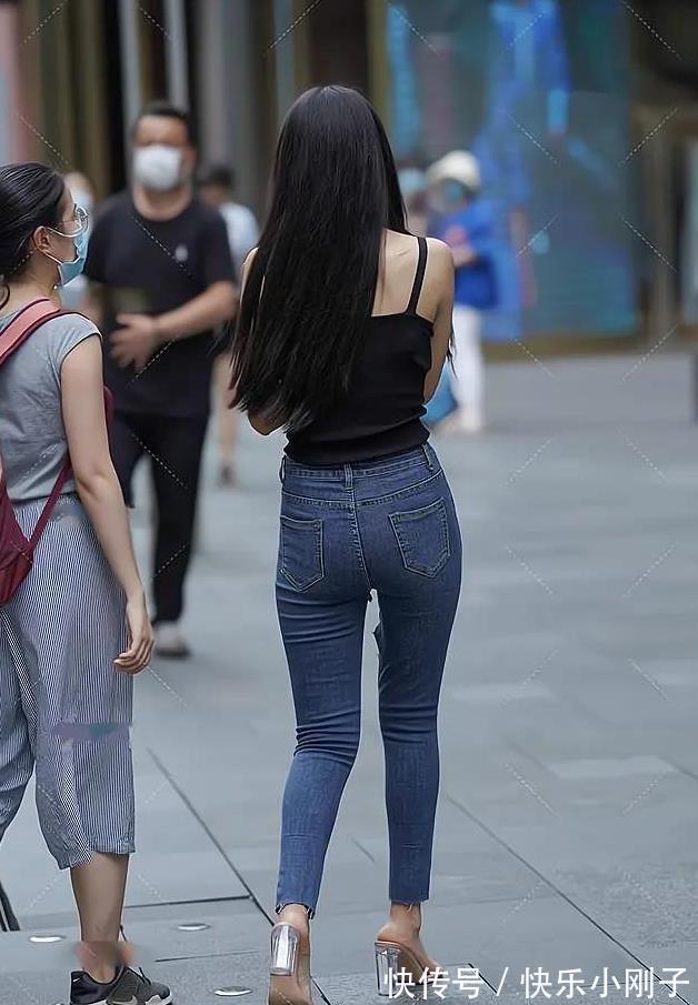 破洞牛仔裤|非常可爱的气质美女,天真直率的穿搭,衬托出女人知性的气息