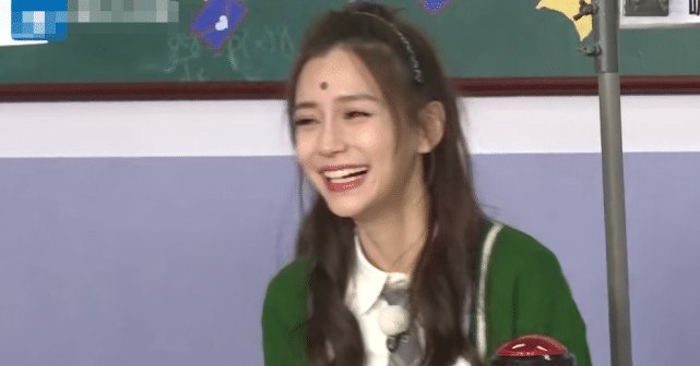 baby关晓彤同时扮学生,两人坐姿看出差距结过婚就是不一样