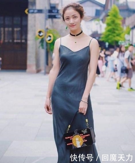 街拍:这种高贵冷艳的女人, 魔鬼身材, 不愧是宅男的最爱!