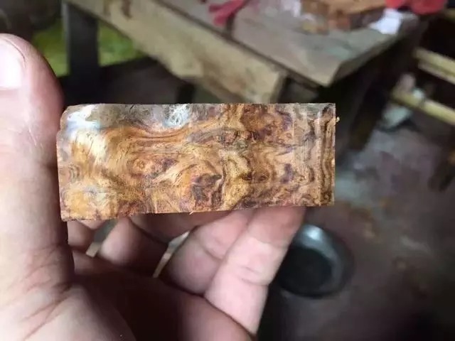  天价|地摊2万买了个木头“猪蹄”，切出天价手串