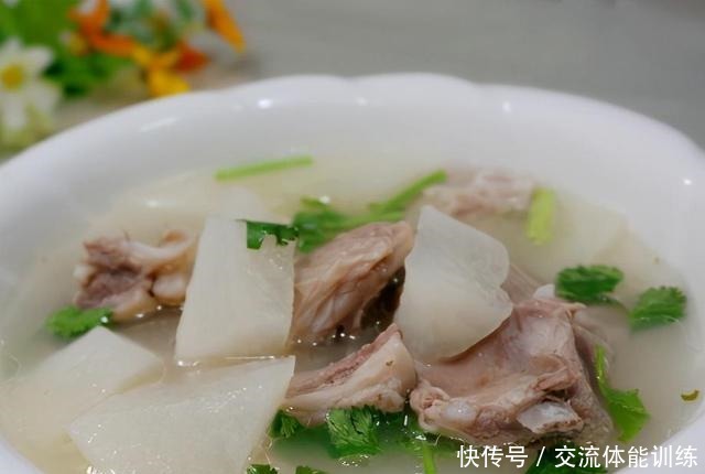 冬天养生吃羊肉汤,别直接加水炖,用3个技巧,汤鲜味美身上暖