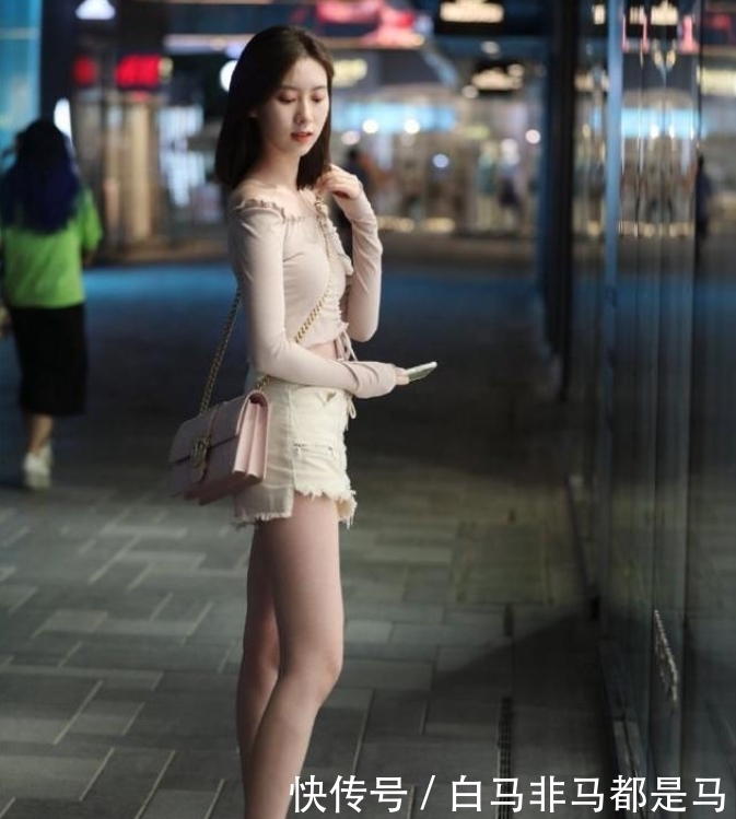 温婉的小姐姐,一身浅色系穿搭,气质出众