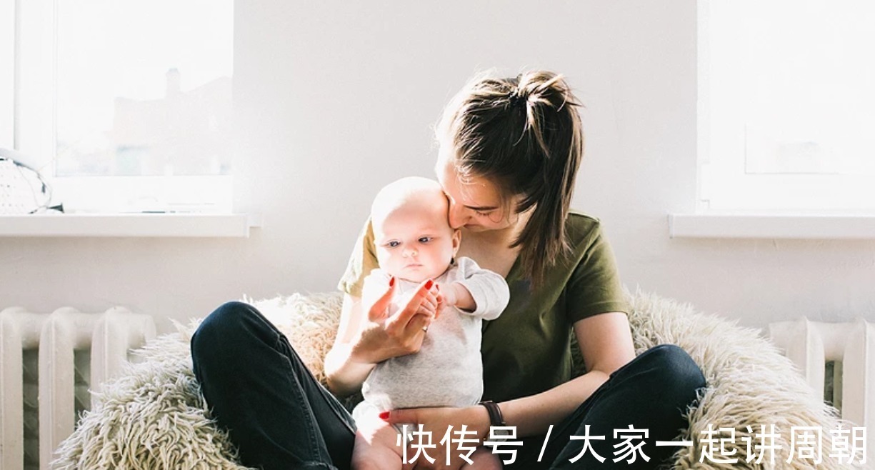 臀部|新生儿的皮肤特别娇嫩,父母帮孩子洗澡时,要保护好新生儿的皮肤