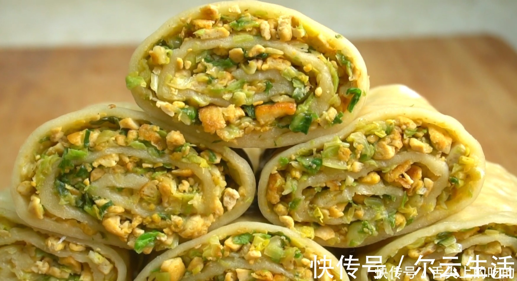 发面|白菜这样吃真过瘾,不发面不烫面,一折一卷就搞定,比包子还好吃