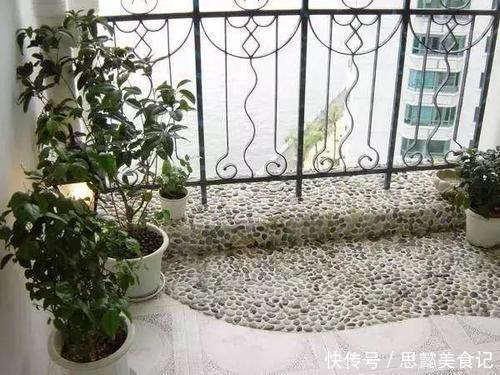 鹅卵石|越来越多人家里装修不贴瓷砖,这样做至少省一半钱,后悔我家装错