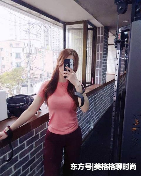 街拍：打底裤兼具优雅简约风，提升个人魅力，更显气质更迷人