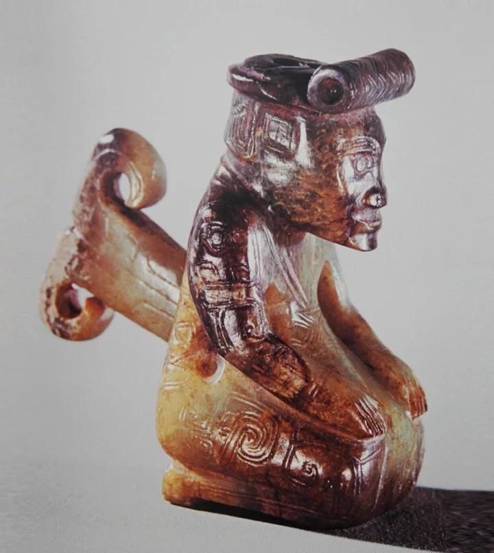 尊称!困扰考古界的谜题, 妇好墓跪姿玉人,背后神秘物体?究竟有什么涵义?