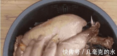 老婆把整只鸡扔进电饭煲,不加一滴水,出锅后家人连骨头都说好吃!
