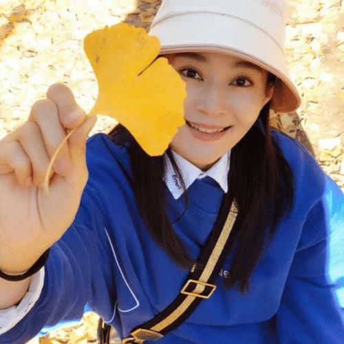 少女感|小姐姐太有少女感!宝蓝色卫衣配白衬衫清新减龄,俏皮可爱