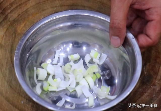 豆腐|一根丝瓜，一块豆腐，搭配两个鸡蛋，厨师长炖成滋补汤，清香营养