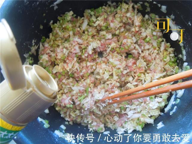 天气凉快起来，包点三鲜饺子当早餐，比每天啃面包舒服得多