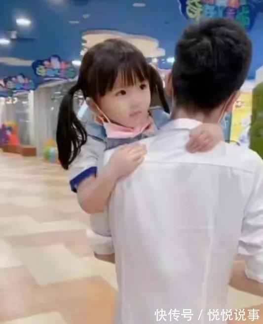 孩子|女儿逛街要抱抱,“懒爸”的做法让人笑喷了,网友:绝对亲生的