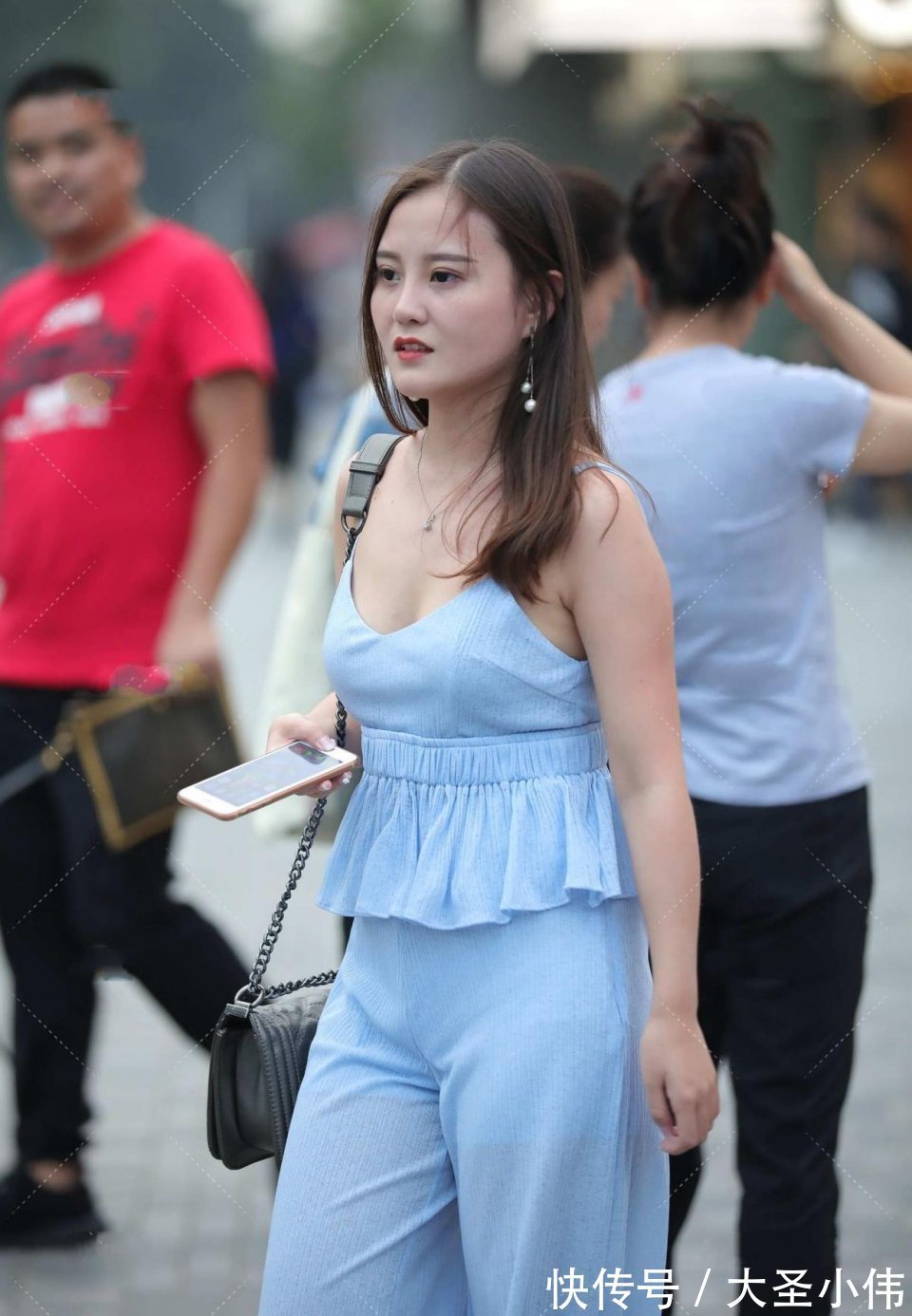 舒服度|美女街拍:撩头发的动作实在是太迷人了,不会第一眼就吸引你,但非常耐看