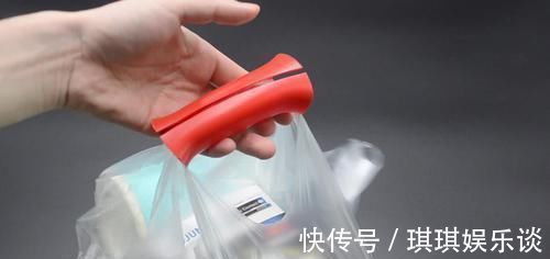 美工刀|空洗衣液瓶子别扔了，改造一下，秒变塑料袋防勒手神器，太实用了
