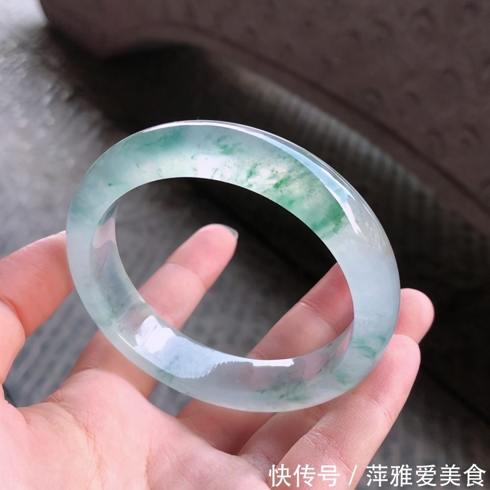 两只手|女性佩戴玉镯应该是佩戴在左手,还是右手?