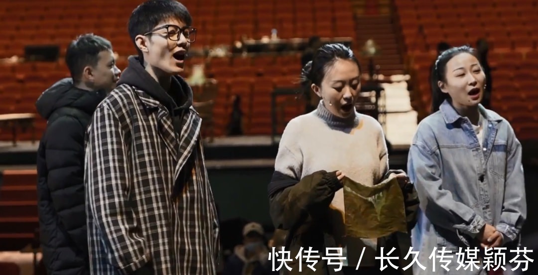 肖战|肖战话剧纪录片曝光,无实物表演吃东西被辣到,素颜出镜无包袱