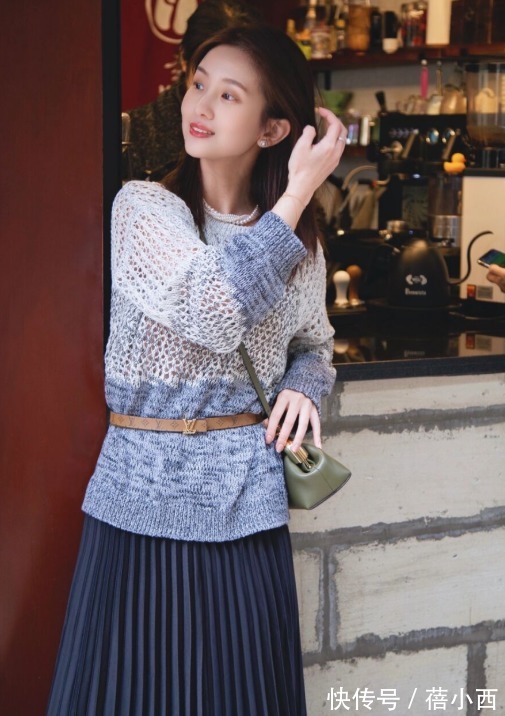 博主 春天穿“百褶裙”最优雅!建议多搭配针织衫,西装外套时髦又高级