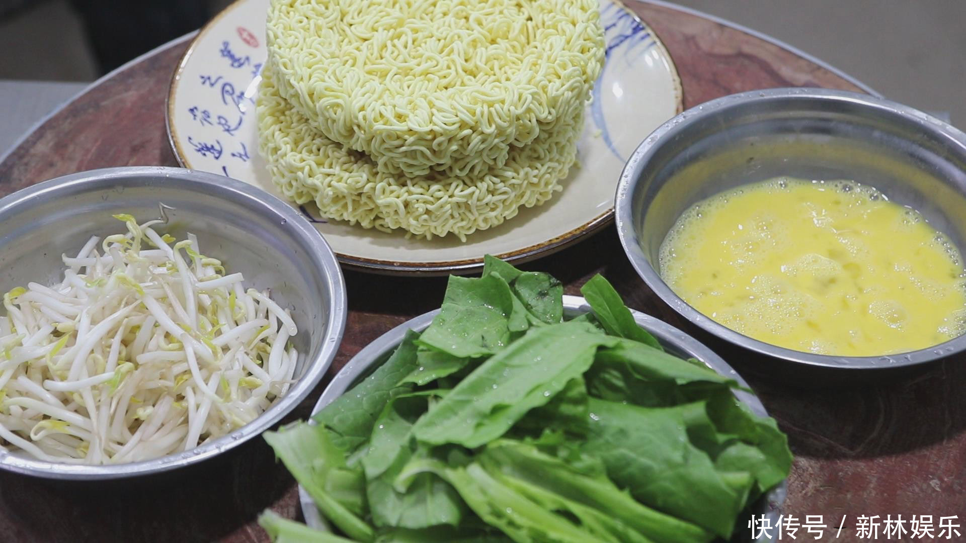 街上卖5元1份的爆炒方便面,大厨教你在家做,连吃一周都不腻