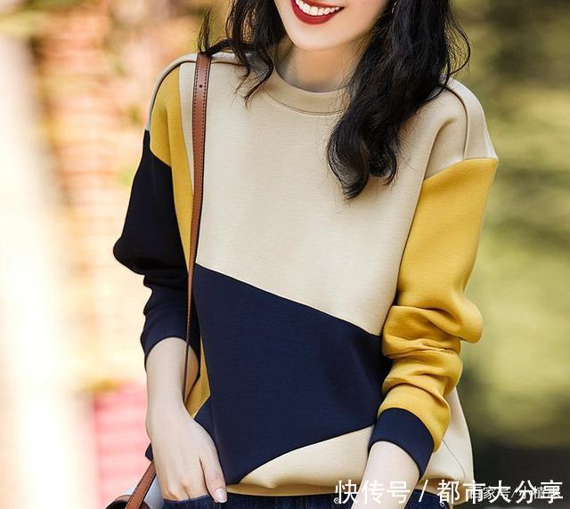 这才是入秋后该有的打扮!“薄卫衣”搭配“老爹裤”,时髦有型儿