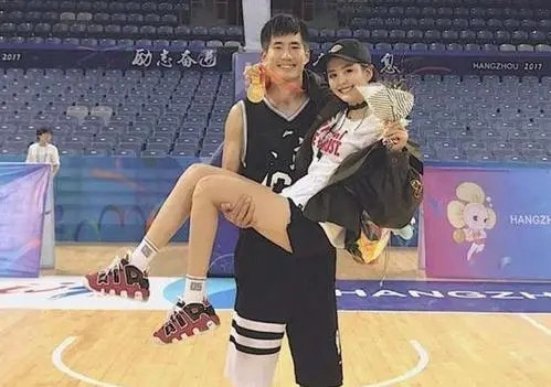 科比|又一校花NBA美女主播! 名模身材堪比明星, 北大学霸男友令人羡慕