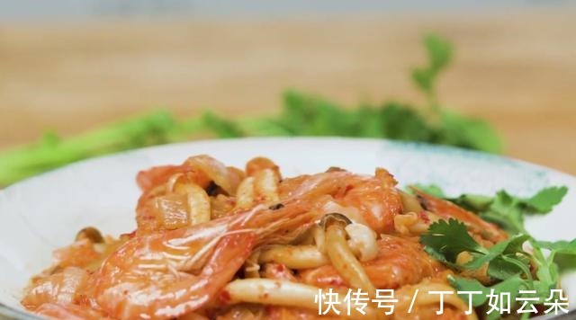 韩式风味的辣白菜烩大虾,搭配菌菇一起炒,鲜香营养,家人都爱吃!