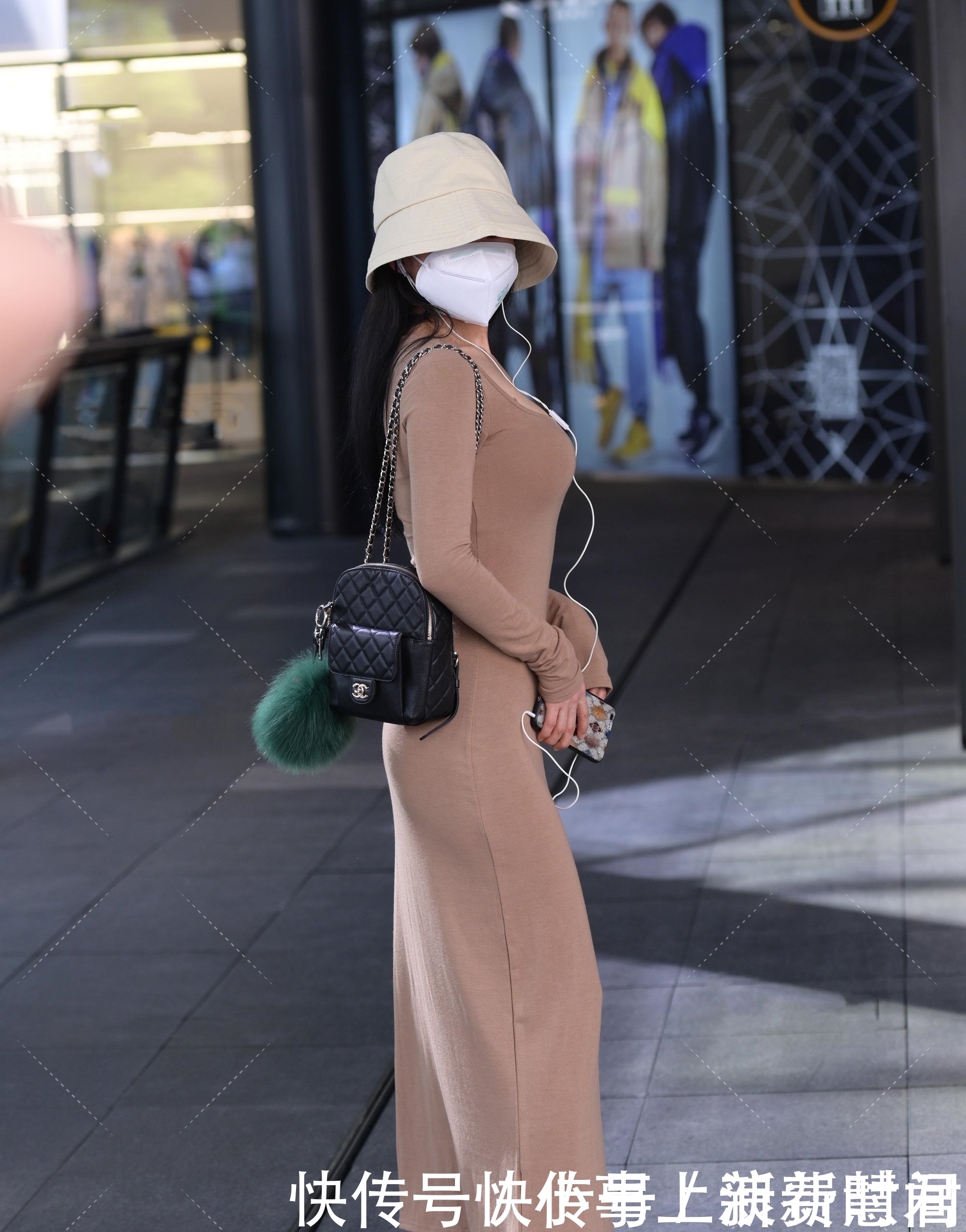 米色圆顶帽搭配卡其色连衣裙,即彰显时髦气场又穿搭出“高级感”