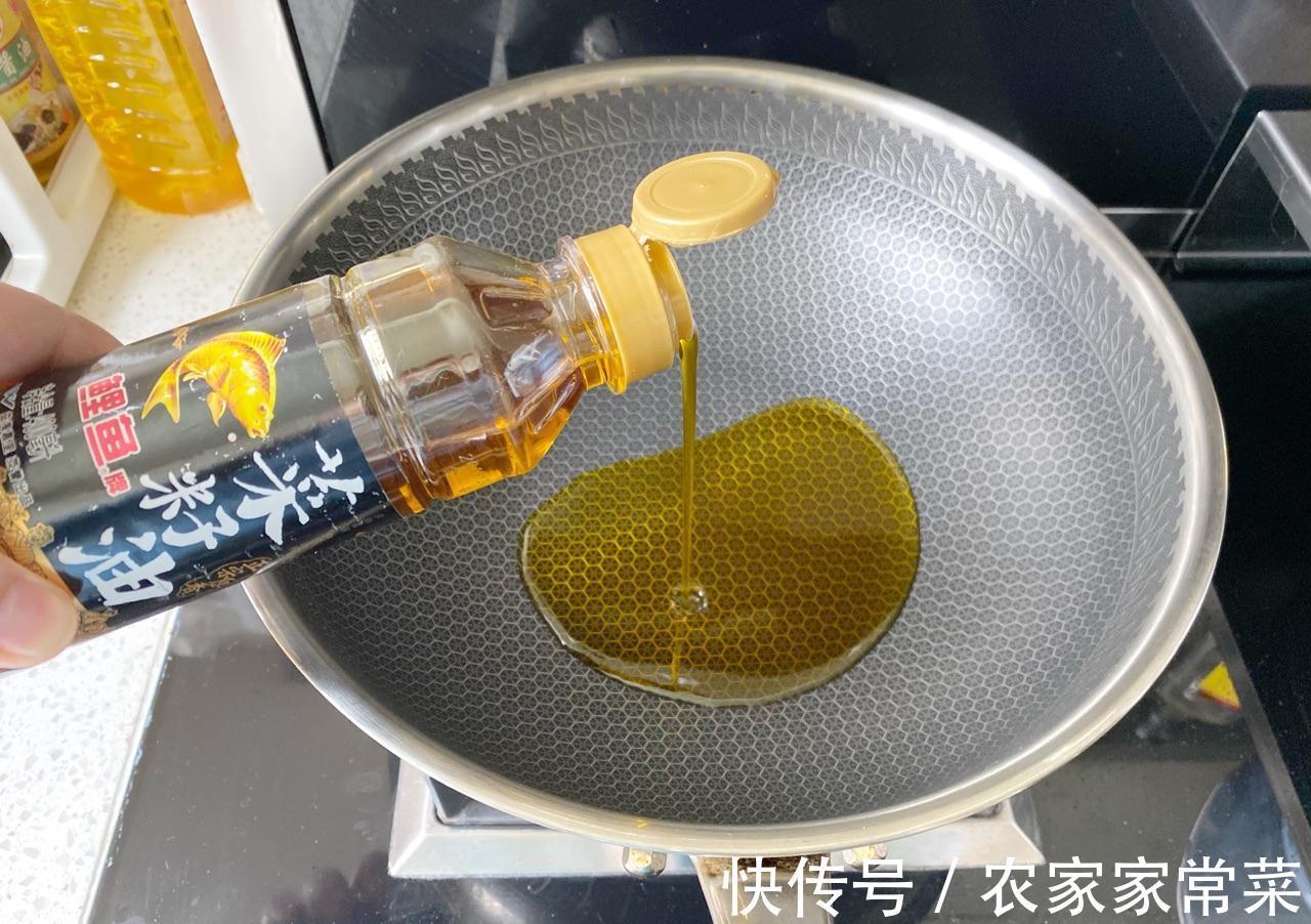 牛奶裹上面粉炸一炸，香酥可口，浓浓的奶香味，大人孩子都爱吃