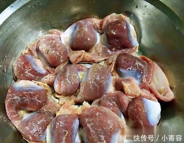 鸡身上最脏的部位，里面含有大量细菌，做菜熬汤一定要扔掉
