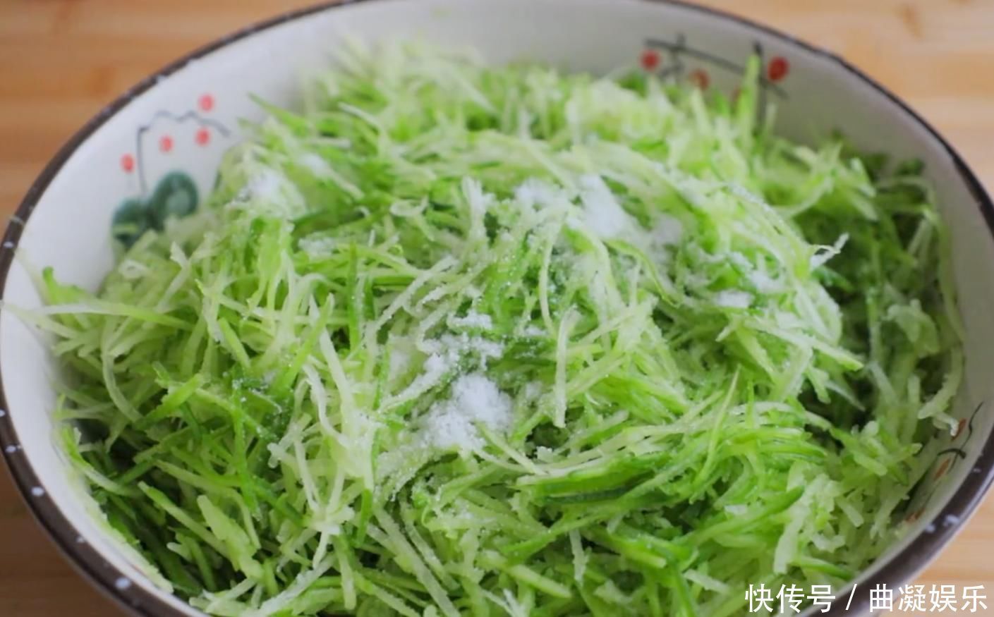  萝卜新吃法，不炒不炖不凉拌，鲜香美味，皮薄馅多，超好吃