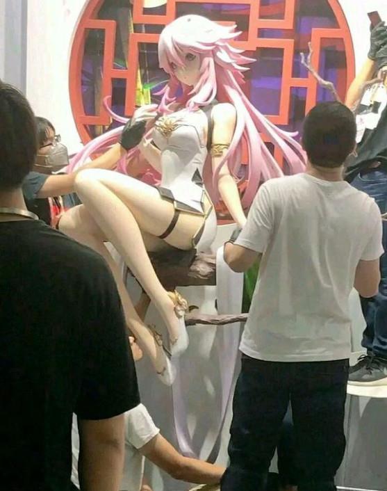 漫展|漫展現等比例真人手辦，卻被熊孩子打碎，網友估計要傾家蕩產了