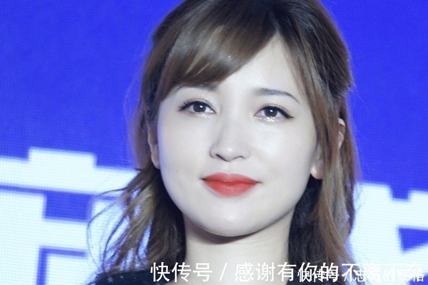 金莎|金莎出席活动，现场高清怼脸照曝光，婴儿肥明显，气质绝了