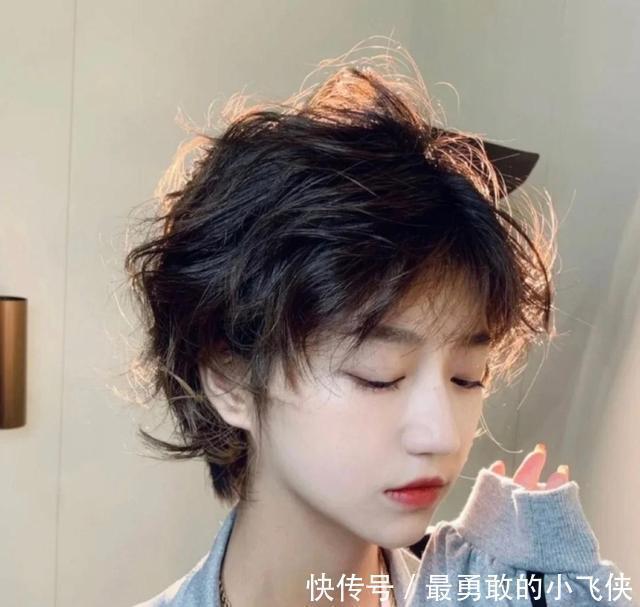 羊毛卷 秋冬都在“剪短发”,超A女神范更有气质,基本都逃不出这4款发型
