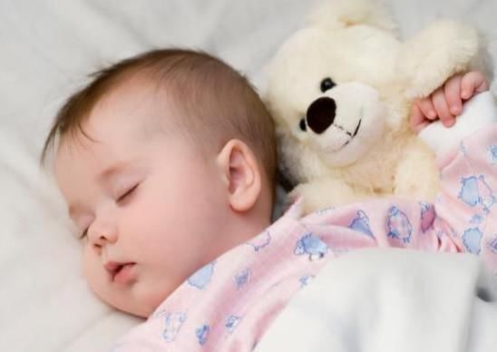 父母|从小睡枕头的孩子,和从不睡枕头的娃,长大有啥差异?父母要知晓
