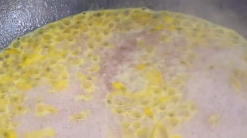 酸甜|夏天吃这水果正合适，富含维C，锅里煮一煮再冷藏，凉爽又酸甜