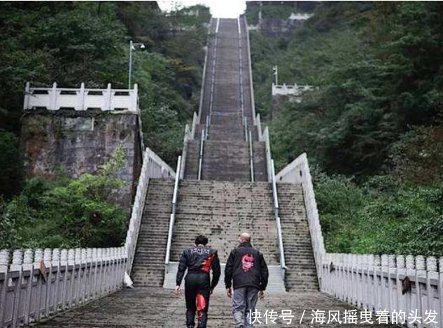 牛人开路虎挑战天门山，直接冲上999阶天梯，实在是太惊险了！