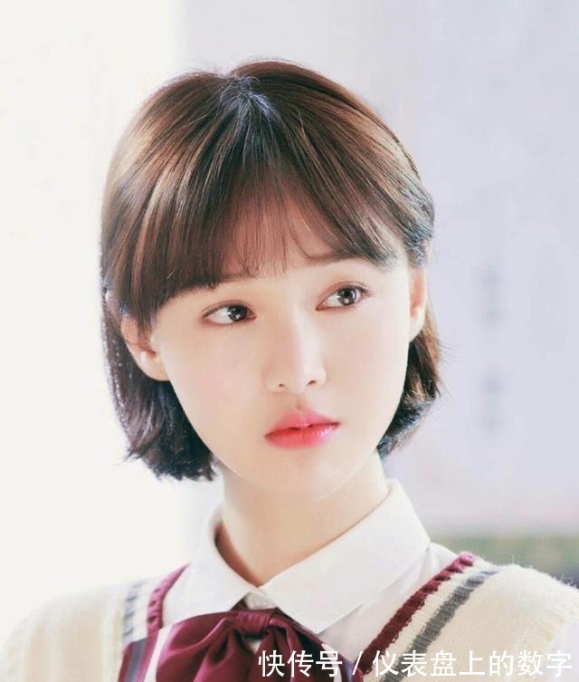 下巴 发型师透露女生有这3个“特点”,不要留黑长直,剪短发更年轻!