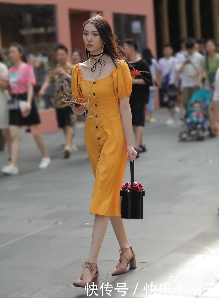 黄色的配色鲜亮大方,增添稳重得体的感觉,简洁大方不失优雅的美