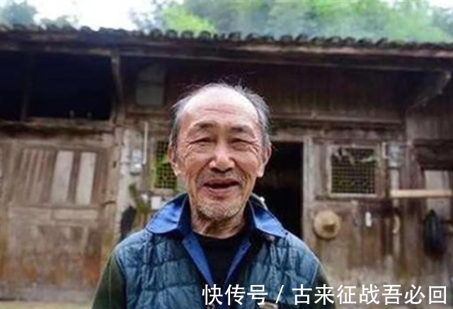 木屋$老农住价值8亿金丝楠木木屋,100万卖给投资商,今搬回乡下盖新房