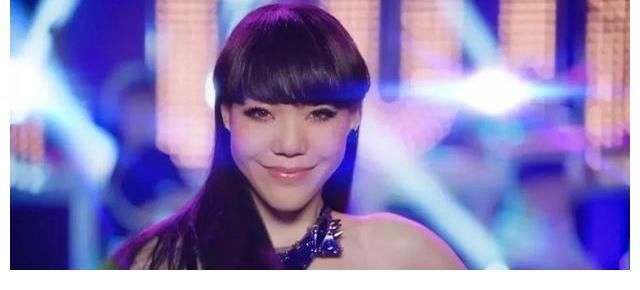 因《中國好聲音》紅極一時的吳莫愁為何消失了，現在過得怎么樣？