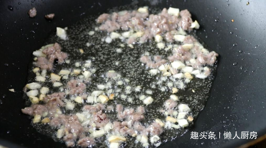 先蒸后炒,做出来的茄子不吸油,配上牛肉末一起炒,下饭好吃