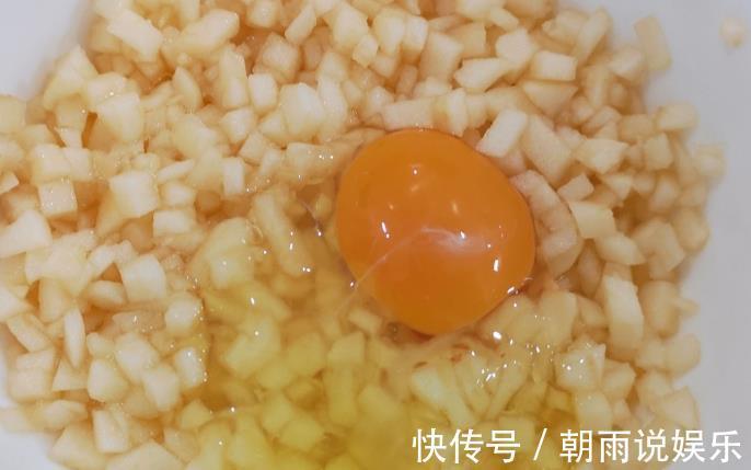 1个鸡蛋1个苹果,拿筷子一搅拌,酥脆爽口,大人孩子抢着吃!