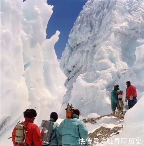 中国登山队队员如何饮冰卧雪，收获大量珍贵标本？