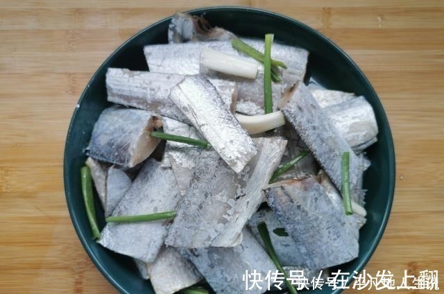 带鱼好吃有窍门,记住这3点,鱼肉鲜嫩无腥味,不松散不油腻