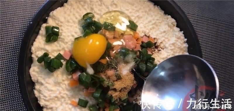 豆腐别只会炒着吃,加一个鸡蛋搅拌碎,吃一次就念念不忘