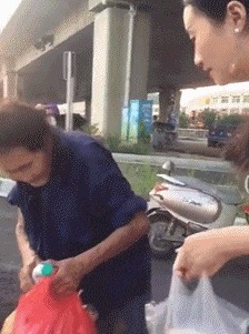 |搞笑GIF：大叔，你是怎么做到的，眼镜怎么就跳上去了